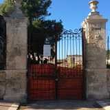 Il cancello della propriet� in cui � stato scoperto il villaggio neolitico